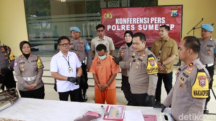 Suami yang aniaya istri hingga tewas di Sumenep dihadirkan saat konferensi pers di Mapolres.