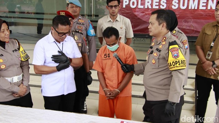 Suami yang aniaya istri hingga tewas di Sumenep dihadirkan saat konferensi pers di Mapolres.