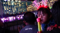 Seorang gadis mengenakan ikat kepala bertuliskan 2025 saat menghadiri perayaan Malam Tahun Baru di Jakarta, Selasa (31/12/2024). REUTERS/Willy Kurniawan