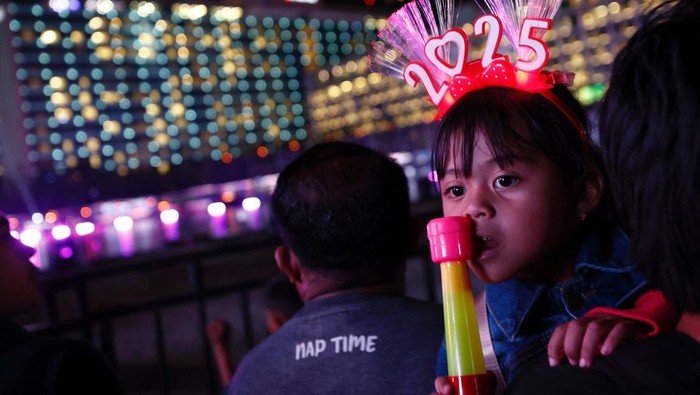 A girl wearing '2025' head band attends the New Year's Eve celebrations in Jakarta, Indonesia, December 31, 2024. REUTERS/Willy Kurniawan