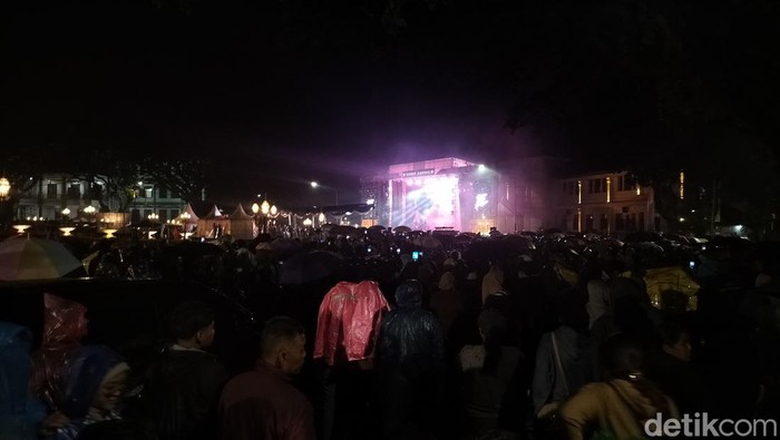 Suasana di Balai Kota yang dipenuhi warga Malang menyaksikan konser Denny Caknan.