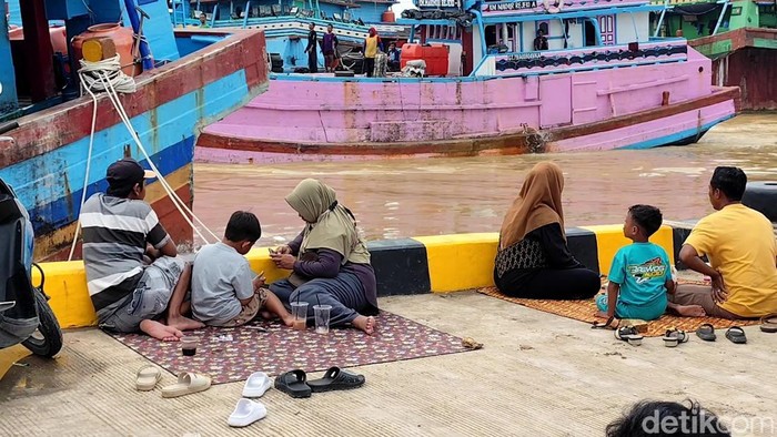 Suasana di dermaga kapal Desa Bendar, Kecamatan Juwana, Pati, Selasa (31/12/2024).