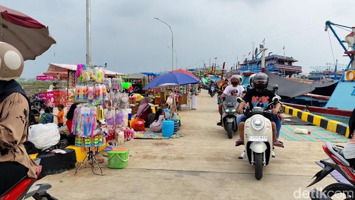 Suasana di dermaga kapal Desa Bendar, Kecamatan Juwana, Pati, Selasa (31/12/2024).
