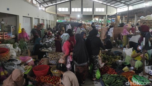 Suasana di Pasar Induk Mandalika, Mataram, Selasa (31/12/2024).