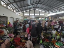 Harga Bahan Pokok di Pasar Mandalika Melonjak Tajam Jelang Tahun Baru