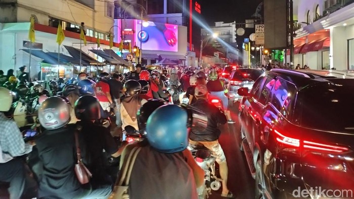 Suasana Jalan Braga Bandung di malam tahun baru 2025.