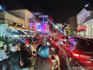 Jalan Asia Afrika-Braga Bandung Dipadati Wisatawan di Malam Tahun Baru