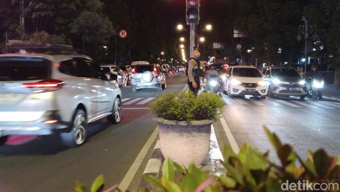 Suasana Jalan Dago jelang malam pergantian Tahun Baru 2025.