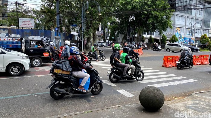 Suasana jalan di Kota Bandung