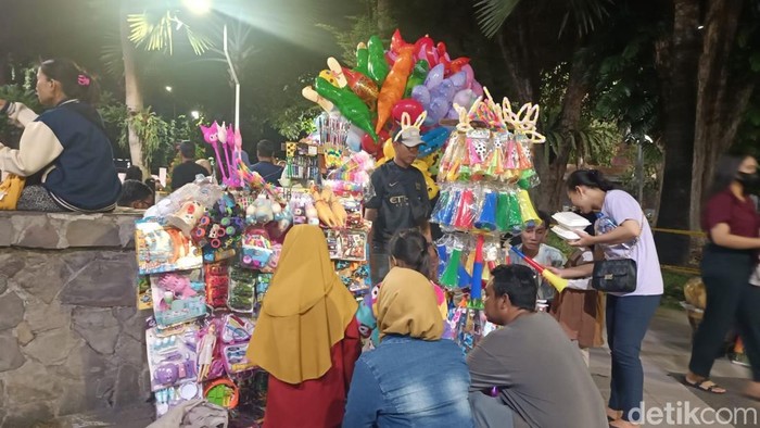 Suasana jelang pergantian tahun di Taman Bungkul Surabaya.