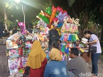 Malam Tahun Baru Bawa Berkah bagi Pedagang Terompet di Taman Bungkul
