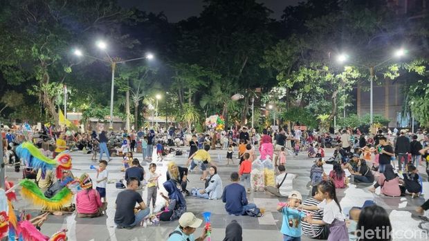 Suasana jelang pergantian tahun di Taman Bungkul Surabaya.