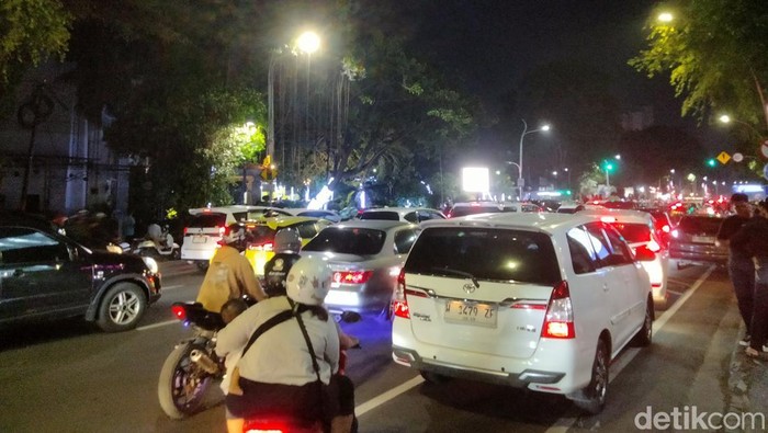 Suasana kemacetan di Gubernur Suryo Surabaya.