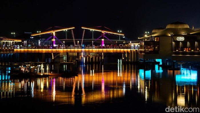 Wisatawan mengunjungi Batavia Pantai Indah Kapuk (PIK), Jakarta, Selasa (31/12/2024). Batavia PIK bisa jadi salah satu spot menghabiskan momen malam tahun baru 2025.