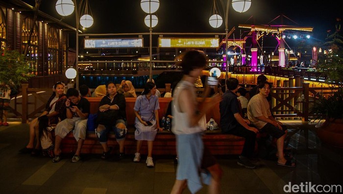 Suasana Malam Tahun Baru di Batavia PIK, Spot Wisata Kekinian Jakarta Wisatawan mengunjungi Batavia Pantai Indah Kapuk (PIK), Jakarta, Selasa (31/12/2024). Batavia PIK bisa jadi salah satu spot menghabiskan momen malam tahun baru 2025.