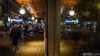 Sejak sore hari, pengunjung mulai memadati Batavia PIK.  