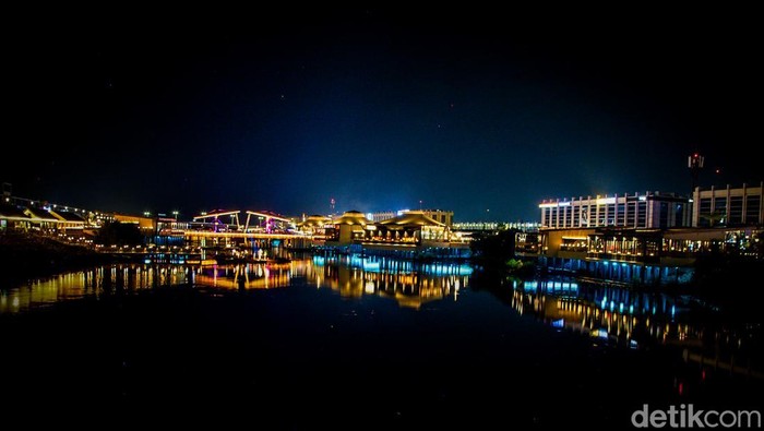 Wisatawan mengunjungi Batavia Pantai Indah Kapuk (PIK), Jakarta, Selasa (31/12/2024). Batavia PIK bisa jadi salah satu spot menghabiskan momen malam tahun baru 2025.