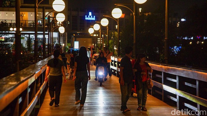 Wisatawan mengunjungi Batavia Pantai Indah Kapuk (PIK), Jakarta, Selasa (31/12/2024). Batavia PIK bisa jadi salah satu spot menghabiskan momen malam tahun baru 2025.