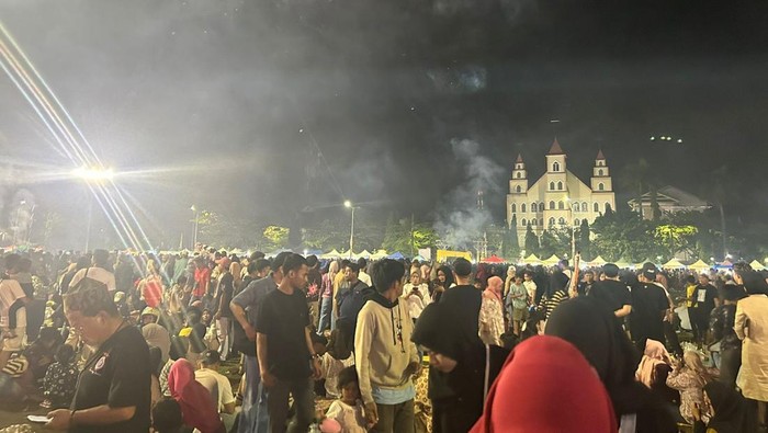 Suasana malam tahun baru di Lapangan Andi Makkasau Parepare.