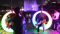 Warga antusias menyaksikan suguhan acara yang digelar di Monas. 