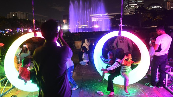 Warga menyaksikan pertunjukan air mancur menari saat peringatan tahun baru 2025 di Monas, Jakarta, Selasa (31/12/2024). Untuk memeriahkan malam pergantian tahun 2025 pengelola Monas menampilkan video mapping, air mancur menari hingga panggung hiburan. ANTARA FOTO/Akbar Nugroho Gumay