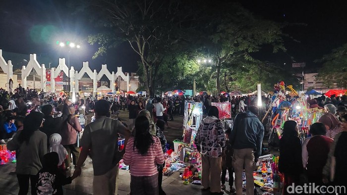 suasana perayaan pergantian tahun baru di alun-alun cimahi