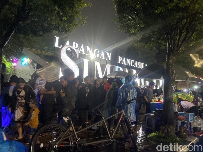 Suasana Simpang Lima Kota Semarang saat malam tahun baru, Selasa (31/12/2024).
