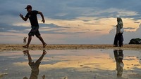 Menikmati sunset akhir tahun di pinggir pantai menjadi salah satu alternatif sebagian warga untuk melewati pergantian tahun 2024 di Lombok. 