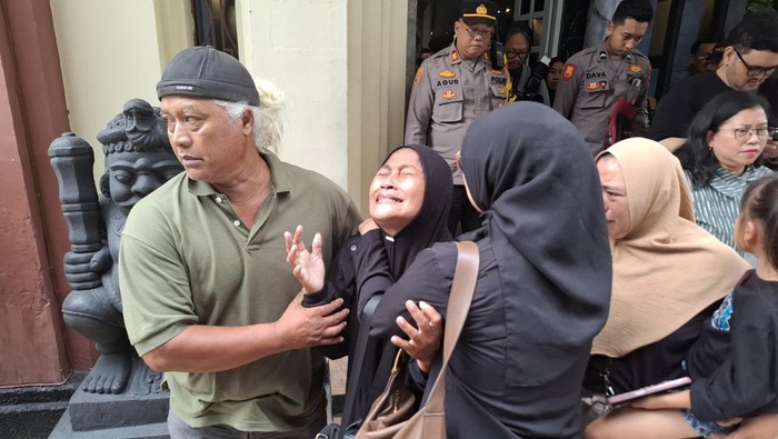 Tangis keluarga korban Tragedi Knajuruhan usai sidang vonis restitusi di PN Surabaya