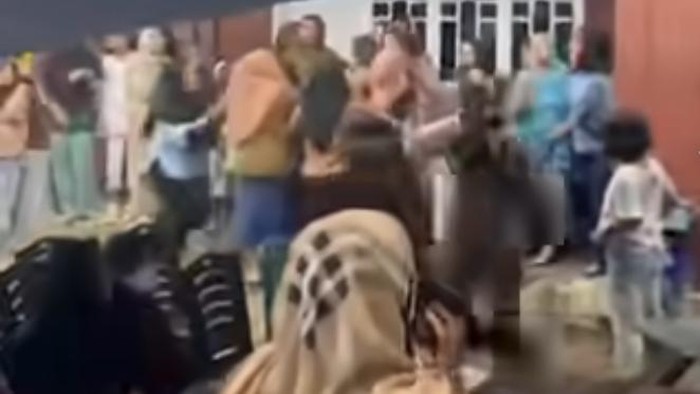 Tangkapan layar emak-emak bertengkar saat pemilihan RT/RW di Palopo.