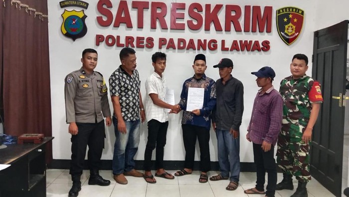 Teks foto: Ustaz dan anak kepala desa saat berdamai di Polres. (Dok. Polres Palas)