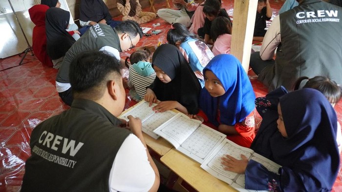 Tim Kalla Translog menngelar program CSR Mengajar dan Berbagi di Desa Babangen, Bantaeng.