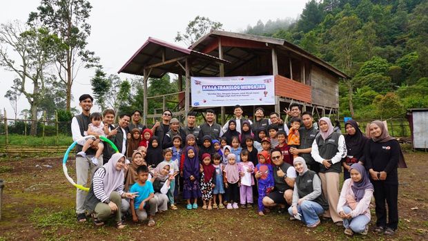 Tim Kalla Translog menngelar program CSR Mengajar dan Berbagi di Desa Babangen, Bantaeng.