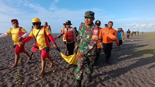 Tim SAR gabungan mengevakuasi satu dari dua korban tenggelam yang meninggal dunia di Pantai Saba, Gianyar, Bali, Senin (6/5/2024). (Foto: Putu Krista/detikBali)
