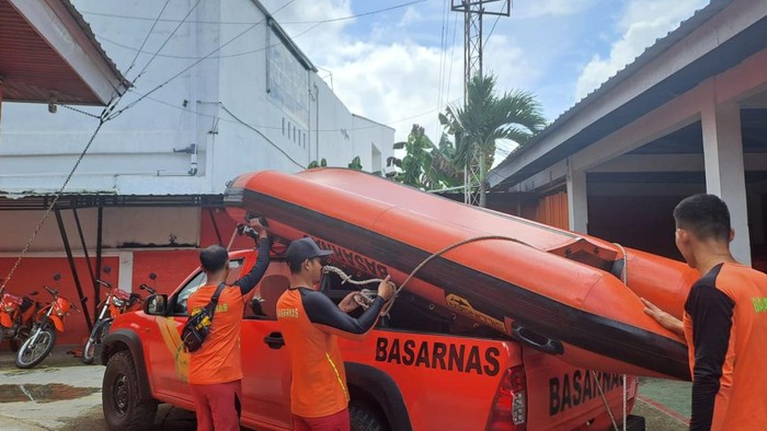 Tim SAR hendak melakukan pencarian ABK tenggelam di hilir Sungai Batanghari, Nipah Panjang, Tanjabtim