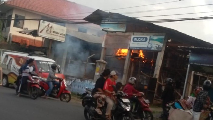 Toko bangunan di Jalan SIndangbarang, Kota Bogor terbakar dipicu bakar sampah.