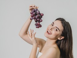 8 Tradisi Tahun Baru Unik di Dunia, Makan 12 Anggur Hingga Membelah Apel