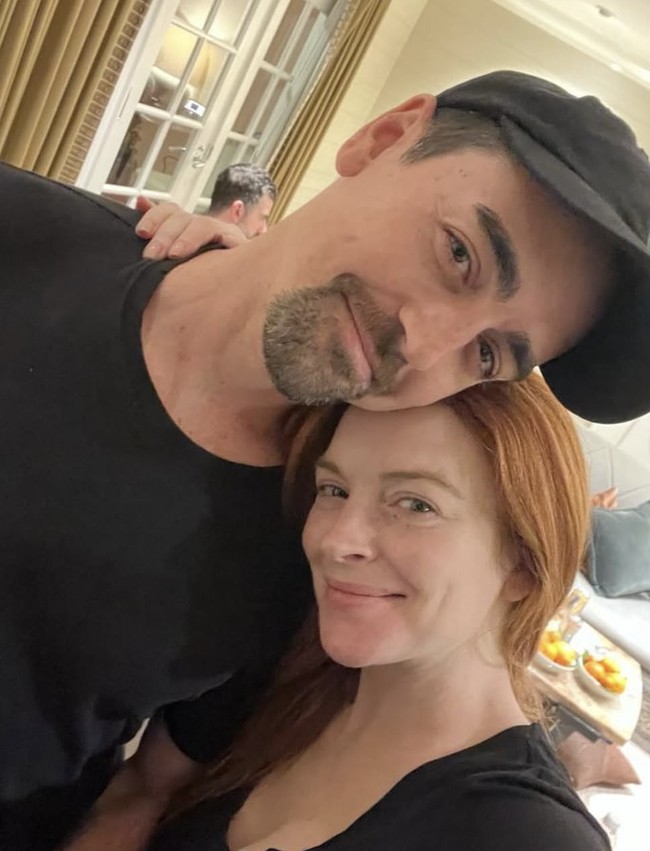 Sementara itu, inilah penampilannya pada Desember 2023. Wajah tanpa makeup menjadi sorotan jika dibandingkan dengan wajahnya saat ini tampak perubahan yang signifikan.  Foto: dok. Instagram @lindsaylohan