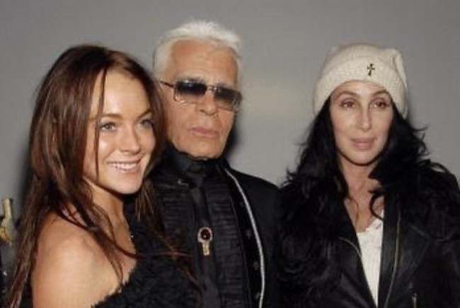 Pada pertengahan 2000-an, Lindsay terkenal dengan kecenderungannya menggunakan tanning spray hingga kulitnya terlihat jauh lebih gelap. Banyak yang menyebut wajahnya tampak berbeda akibat penggunaan makeup tebal, membuatnya terlihat lebih tua dari usia sebenarnya. Foto: dok. Instagram @lindsaylohan