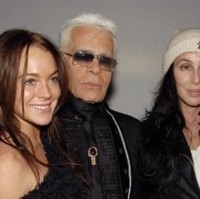 Pada pertengahan 2000-an, Lindsay terkenal dengan kecenderungannya menggunakan tanning spray hingga kulitnya terlihat jauh lebih gelap. Banyak yang menyebut wajahnya tampak berbeda akibat penggunaan makeup tebal, membuatnya terlihat lebih tua dari usia sebenarnya. Foto: dok. Instagram @lindsaylohan