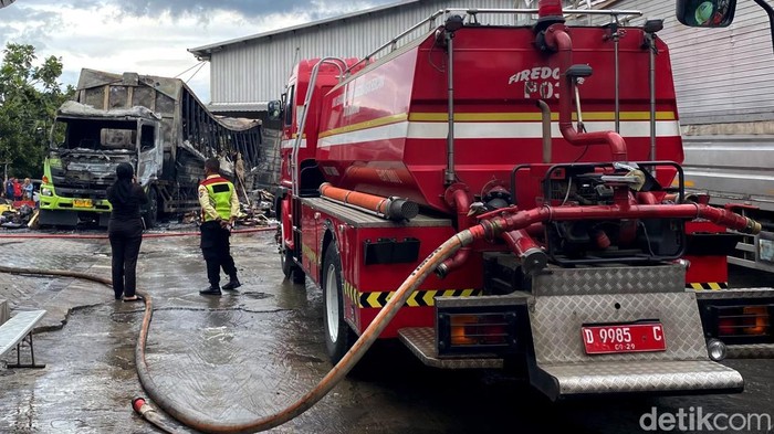 Truk ekspedisi hangus terbakar