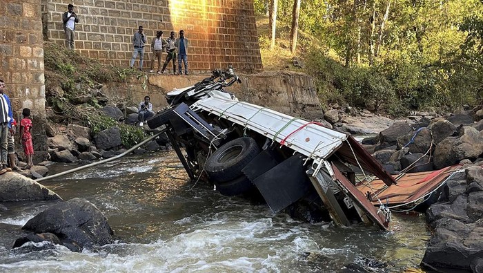 Truk Rombongan Pengantin Terjun ke Sungai di Ethiopia, 71 Orang Tewas Sebuah truk barang mengangkut sebanyak 76 orang rombongan pengantin tergelincir dan jatuh ke dalam sungai di Kota Addis Ababa, Ethiopia. Tercatat 71 orang di antaranya dinyatakan tewas.