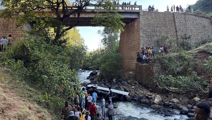 Sebuah truk barang mengangkut sebanyak 76 orang rombongan pengantin tergelincir dan jatuh ke dalam sungai di Kota Addis Ababa, Ethiopia. Tercatat 71 orang di antaranya dinyatakan tewas.
