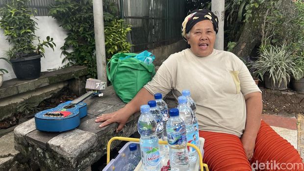 Unasih pengamen berukelele di Kota Bandung