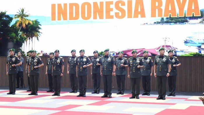 Upacara Sertijab 8 pejabat TNI AD dipimpin KSAD Jenderal Maruli Simanjuntak