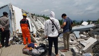 BPBD Kota Batu dan polisi membongkar bangunan Vila Manzara yang ambruk Senin (30/12/2024) pukul 19.15 WIB.