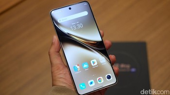 Vivo X200 hadir dengan layar 6,78 inch, menggunakan panel AMOLED 8T LTP0 resolusi 2800×1260 pixel, refresh rate hingga 120 Hz, 1,07 miliar warna, kecerahan 4.500 nits serta mendukung HDR10+ dan Dolby Vision Foto: Adi Fida Rahman/detikINET
