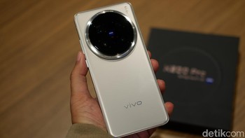Vivo X200 Pro yang diotaki chipset Dimenity 9400 menduduki posisi runner-up. Ponsel ini mencetak skor 2.884.682. Foto: Adi Fida Rahman/detikINET