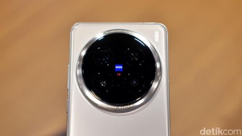 Kamera belakannya membawa lensa optik Zein. Komposisi kamera utamanya berukuran 50 MP dengan sensor 1/1.28-inch Sony LYT-818, telephoto periskop 200 MP Zeiss APO dan ultra-wide Samsung ISOCELL JN1 50 MP Foto: Adi Fida Rahman/detikINET