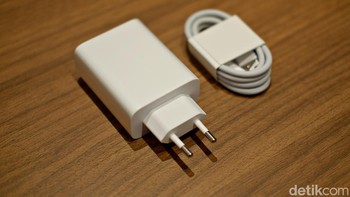 Selain kabel charger, Vivo memberikan adaptor charger 90W. Foto: Adi Fida Rahman/detikINET